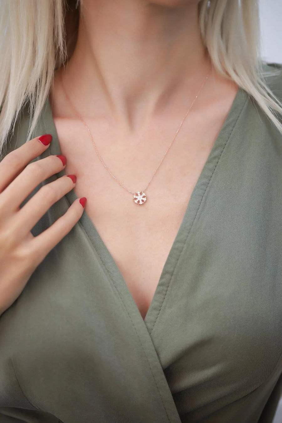 Snowflake Model Rose Necklace
