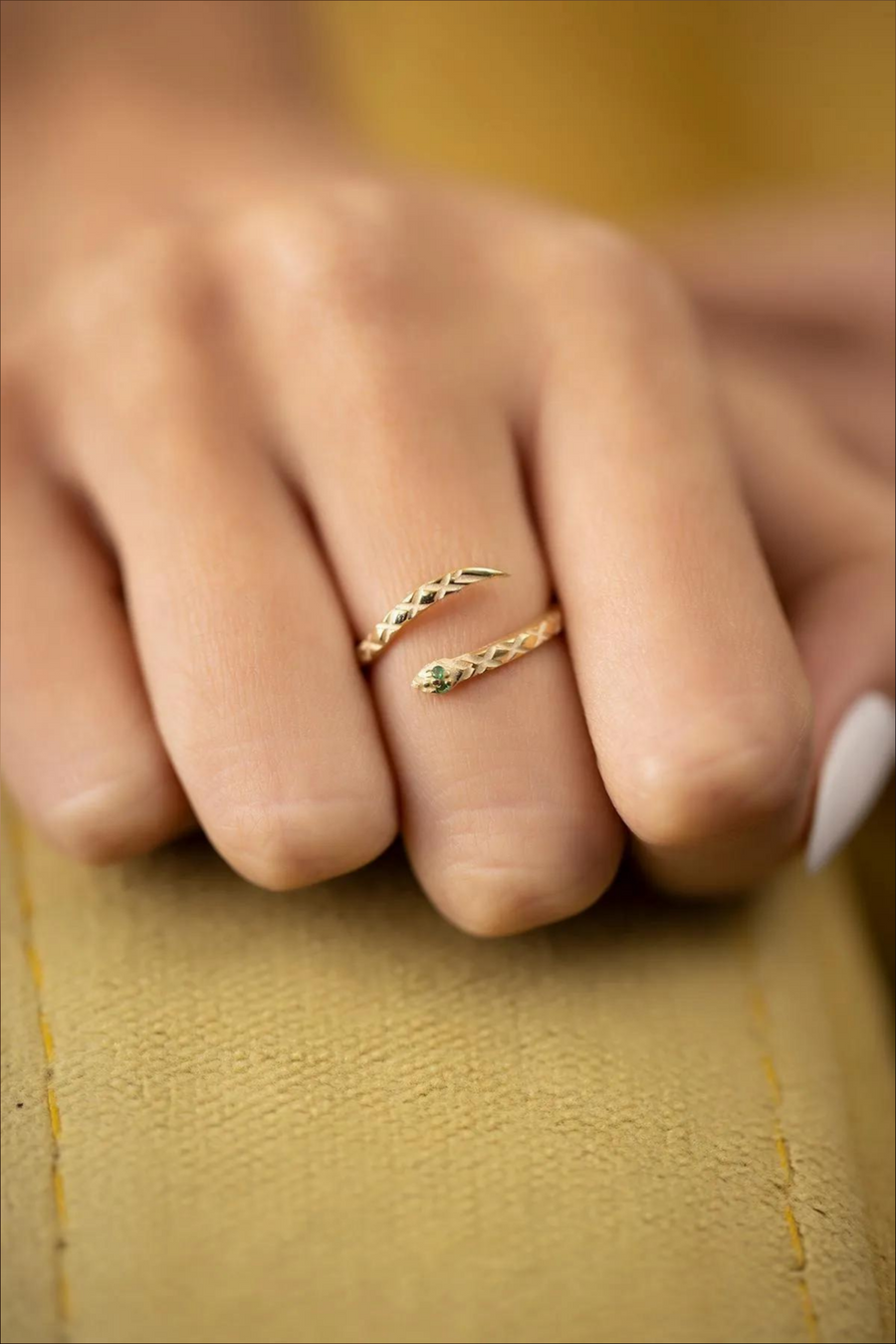 Snake Model Emerald Stone Italian Ring